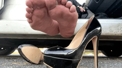 Queen Desdemona - Giantess crushing games barefoot and heels outdoor