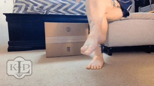 Ladykassandra - How Do I End Up Naked While Crushing a Box?