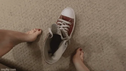 Shrink U Down - Barefoot Olinka finds you and puts you in her sneaker VR4K