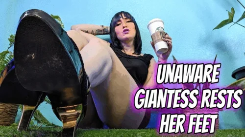 Lisaapinelli - Unaware Giantess Rests Her Feet