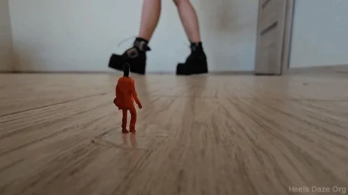 Heels Daze Org - Giantess and a Strange Bug Encounter