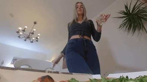 Winzlings Shrinking Clips - Michelle likes Fastfood and YOU! 6K VR360