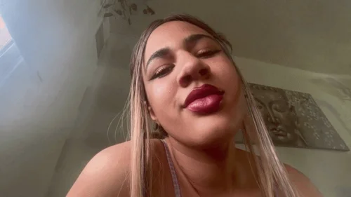Latinvibes - MP4 RESOLUTION Kisses from giantess big lips for valentine