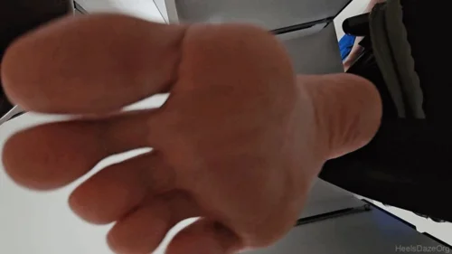 Heels Daze Org - Unaware Giantess Working on Laptop Barefoot Pt 13