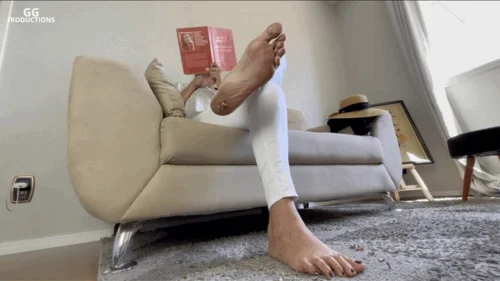 Giant Brazilian Women - Completely crushed by Elizabeth's huge feet (MP4-HD 1080p)