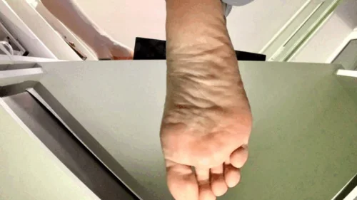 Goddess Gwendolyn - Unaware giantess writes in a notebook