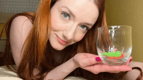 The Other Side Of Evelyn Jade - Giantess at the bar
