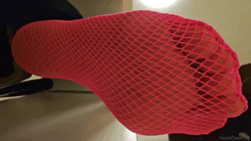 Heels Daze Org - Unaware Giantess Working on Laptop in Fishnets