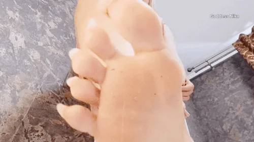 Goddess Nika - Giantess Squeezes Tiny