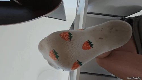 Heels Daze Org - Unaware Giantess Working on Laptop in Socks Pt 7