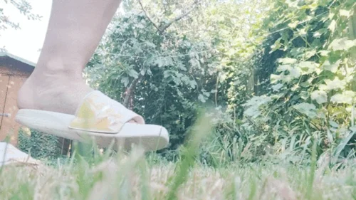 Fairtradefeet - Giant at the garden