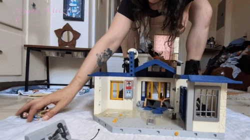 Squirt Mitzvah - Giantess Bella Pees On The Station