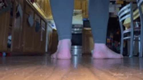 Sxysolesofv - Unaware Giantess Stomping Around -- Dry Heel Focused