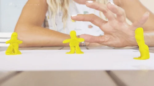 Atomictoez - Giantess hand and tiny clay men