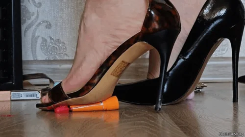 Heels Daze Org - Unaware Giantess Getting Ready Make up Crush