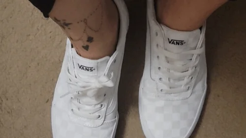 Ladykassandra - Sweaty Sneaker Feet