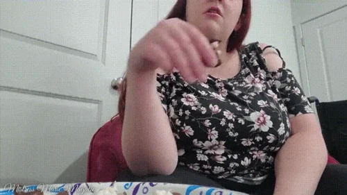 Mistress Marie Magalie - Giantess has a snack