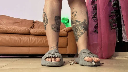 Kisicaxx - crush tinies under my slippers [4K]