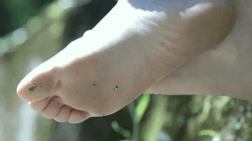 Micro Micro Films - Giantess Reading Outside Unaware