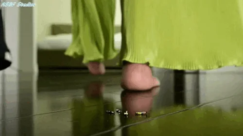 Amateur Soles Giantess And Footjobs - Moody Milf & Domi MILF confuse tinies for bugs! Pt 2! - MOV