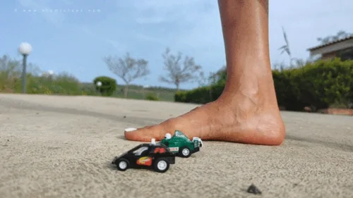 Atomictoez - Giantess toy car crush