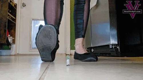Vickys Fetish Fun - Vicky finds her tiny shrunken friend- Unaware Giantess- Shrinking Fetish- 1080p