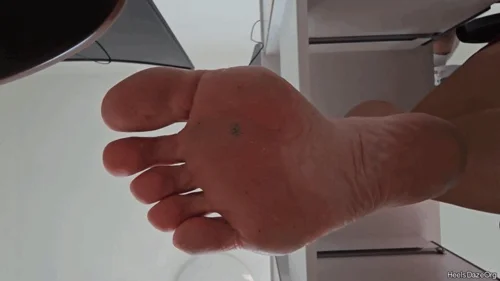 Heels Daze Org - Unaware Giantess Working on Laptop Barefoot Pt 17