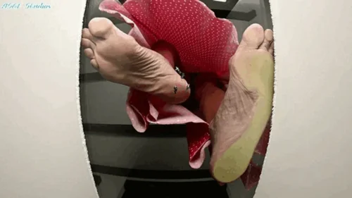 Amateur Soles Giantess And Footjobs - Moody Milf barefoot LONG SOLES crushing again! - MP4