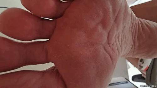 Heels Daze Org - Unaware Giantess Working on Laptop Barefoot Pt 18