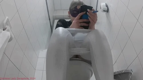 Giantess Lady Seraphina - Auf dem Damen WC