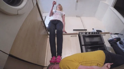 C H E L S E A - Head Gets Busted Under Chelsea's Shoes FLOOR CAM (4K)