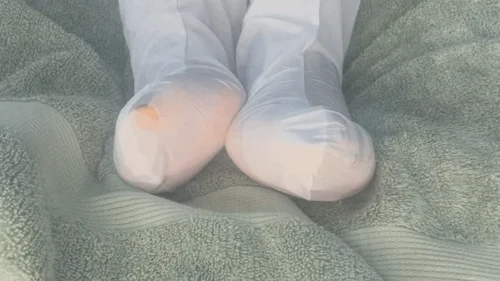 Big Ebony Ass And Pretty Feet - Ebony giantess puts on a foot mask for her feet